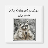 "Ze geloofde" Clapping Raccoon Fun Smoedigheid Magneet (Voorkant)