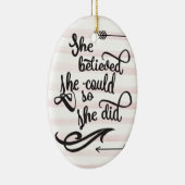 Ze geloofde dat ze dat kon. keramisch ornament (Rechts)