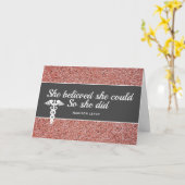 Ze geloofde dat ze de roze glitter kon verzorgen. kaart (Gele Bloem)