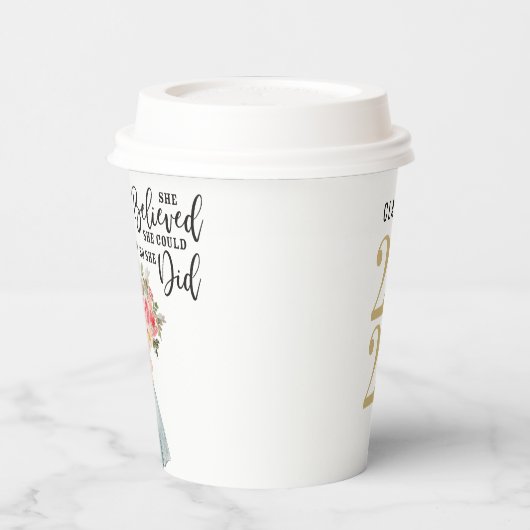 Ze geloofde dat ze een meisje kon Afstuderen Papieren Bekers (Links)