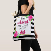 Ze geloofde dat ze Floral Stripes Motivatie kon ma Tote Bag (Dichtbij)