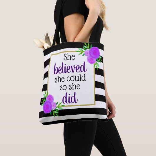 Ze geloofde dat ze Floral Stripes Motivatie kon ma Tote Bag (Dichtbij)