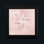 Ze geloofde dat ze Gold Typography Blush kon Rozen Cadeaudoosje<br><div class="desc">Onze cadeaudoos voor typografie kenmerkt het citaat "Ze gelooft dat ze het kon, dus ze deed." Verondersteld en gedaan in een prachtig kalligrafiekschrift dat richly geadorneerd is met bladaluminium van faux roos, dat prachtig contrasteert met de rest van het citaat in een diepe, rijke zwarte moderne sans serif. De achtergrond...</div>