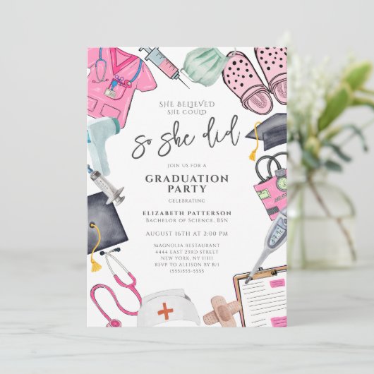 Ze geloofde dat ze het afstudeerfeest kon verzorge kaart (Staand voorkant)