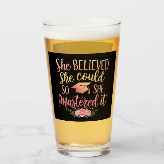 Ze geloofde dat ze het kon, dus beheerste ze het glas (Voorkant gevuld)