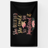 Ze geloofde dat ze het kon, dus beheerste ze het spandoek (Verticaal)