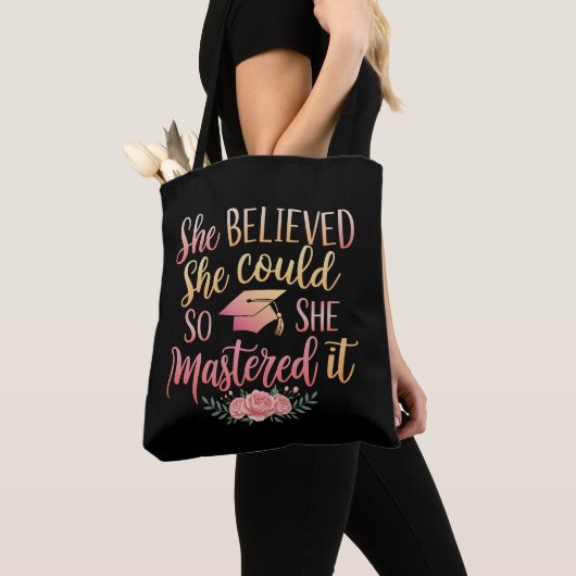 Ze geloofde dat ze het kon, dus beheerste ze het tote bag (Dichtbij)