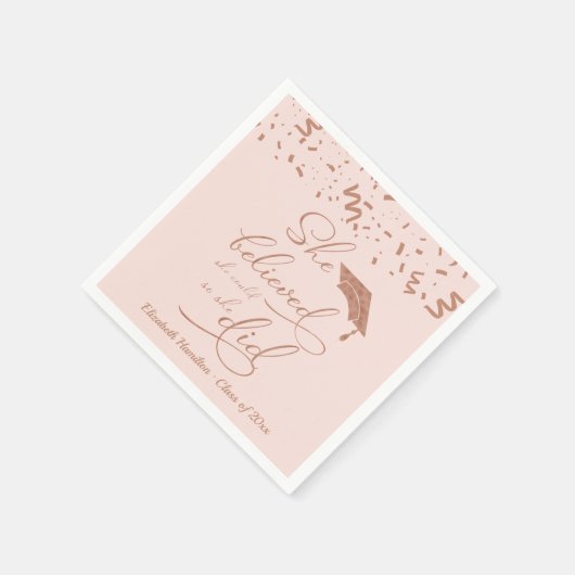 Ze geloofde dat ze het kon, dus deed ze Afstudeerd Servet (Hoek)