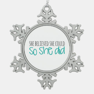 Ze geloofde dat ze het kon, dus deed ze dat tin sneeuwvlok ornament