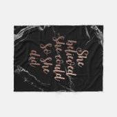 "Ze geloofde dat ze het kon, dus ze deed" Roos Gol Fleece Deken (Voorkant (Horizontaal))