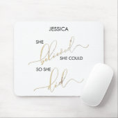 Ze geloofde dat ze het kon, dus ze paste de naam a muismat (Met muis)