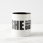 Ze geloofde dat ze het kon, ze deed het! tweekleurige koffiemok (Center)
