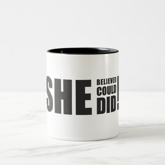 Ze geloofde dat ze het kon, ze deed het! tweekleurige koffiemok (Center)