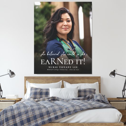 Ze geloofde dat ze het Nurse Photo-Afstuderen kon  Canvas Afdruk (Insitu (Slaapkamer))