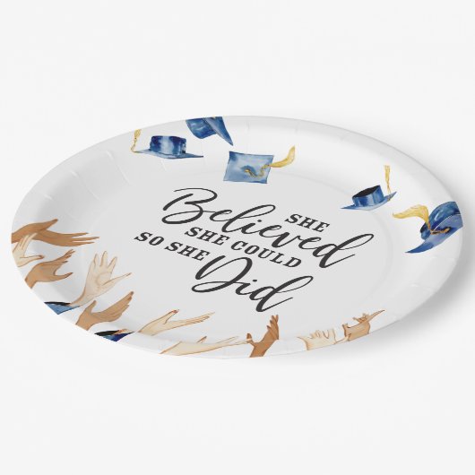 Ze geloofde dat ze kon afstuderen caps papieren bordje (Gekanteld)