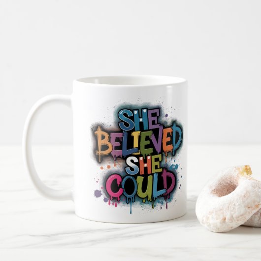 ze geloofde dat ze kon koffiemok (Met donut)