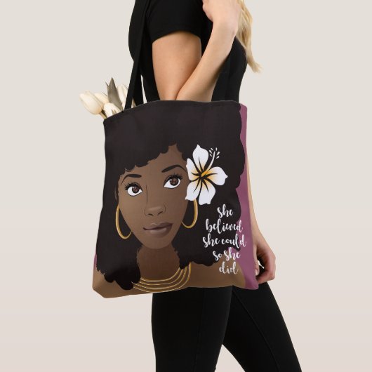 Ze geloofde dat ze kon, zwarte vrouw, bloeiend Paa Tote Bag (Dichtbij)