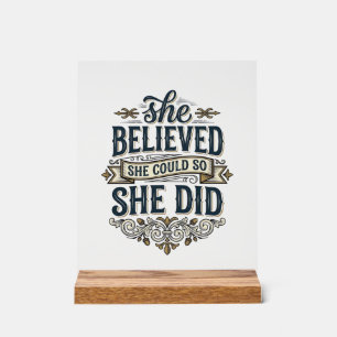 Ze geloofde dat ze vintage motivatie T-shirt deed_ Acryl Bord