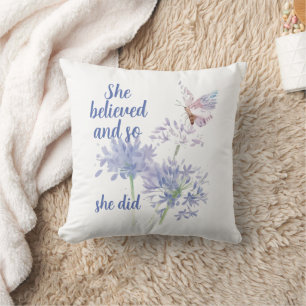 Ze geloofde en dus Motivational Quote Butterfly Kussen