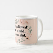 Ze geloofde minimalistische koffie mok wilde bloem (Voorkant rechts)