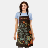 Ze geloofde Quote Fun Floral Inspirivity Schort (Gedragen)