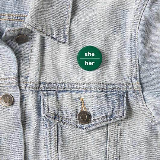 Ze/haar Pronoun Pin, Button van 1¼ inch (In situ)