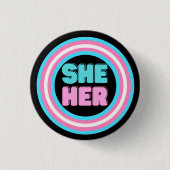 ZE HAAR Pronoun Trans Pride Button (Voorkant)