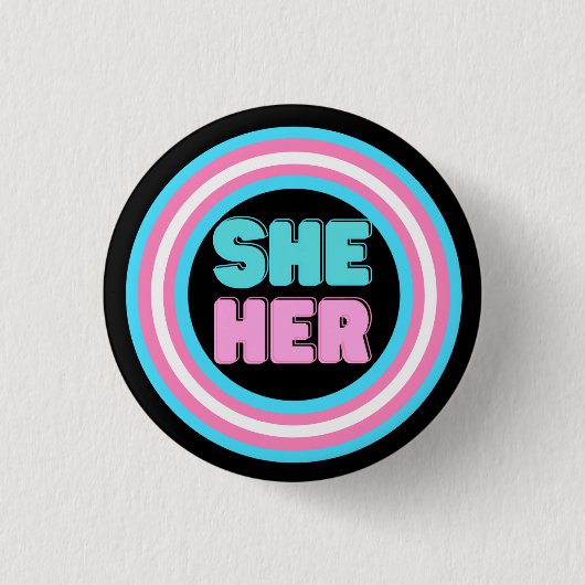 ZE HAAR Pronoun Trans Pride Button (Voorkant)