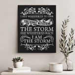 Ze hebben haar gegrift terwijl ik het Storm ben. Imitatie Canvas Print<br><div class="desc">Versterk uw ruimte met deze felle en inspirerende canvasprint. Met het krachtige citaat "Ze fluisterden haar toe: 'Je kunt het storm niet weerstaan.' Ze fluisterde terug: 'Ik ben het storm'. Dit kunstwerk is een gedurfde verklaring van veerkracht en kracht. Perfect voor uw kantoor, slaapkamer, of elke ruimte die een vleugje...</div>