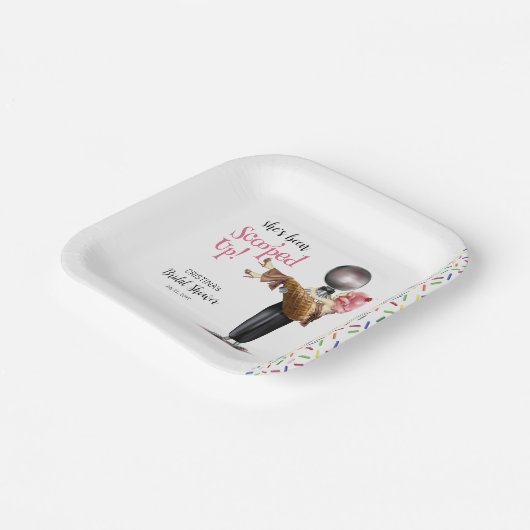 Ze heeft aardbeienijs opgegeten papieren bordje (Gebogen)