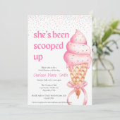 Ze heeft de uitnodiging voor de bruidsdouche opgeh (Staand voorkant)