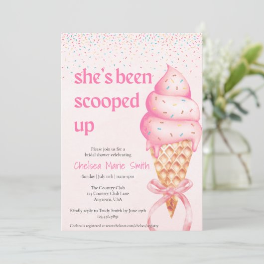 Ze heeft de uitnodiging voor de bruidsdouche opgeh (Staand voorkant)