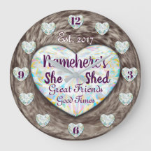 Ze heeft Diamonds Bruine Klok gemaakt. Grote klok