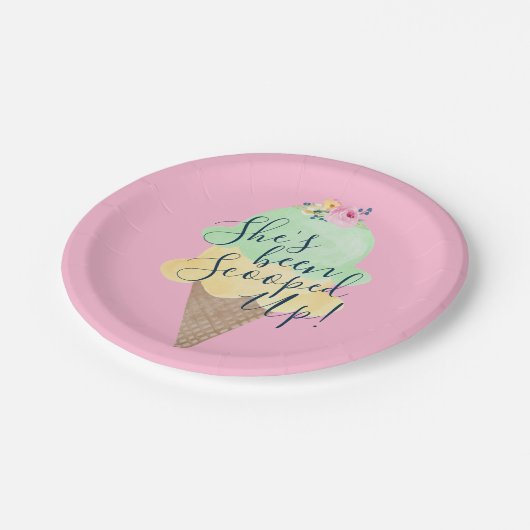 Ze heeft een ijsje op roze papieren Borden Papieren Bordje (Gekanteld)