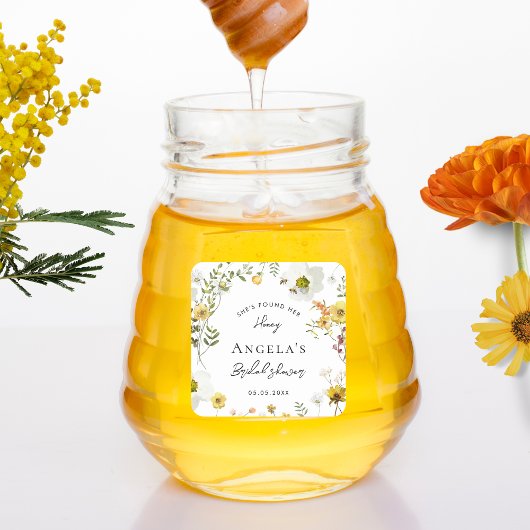 Ze heeft haar honing gele florale bruidsdouche gev vierkante sticker