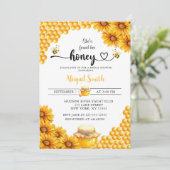 Ze heeft haar uitnodiging voor de Honey BRIDAL SHO (Staand voorkant)