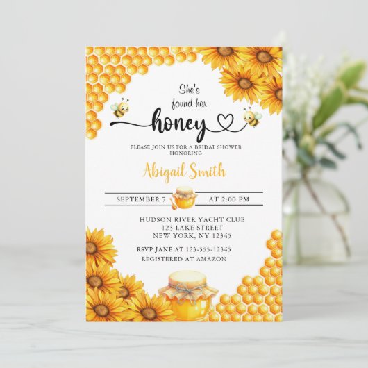 Ze heeft haar uitnodiging voor de Honey BRIDAL SHO (Staand voorkant)