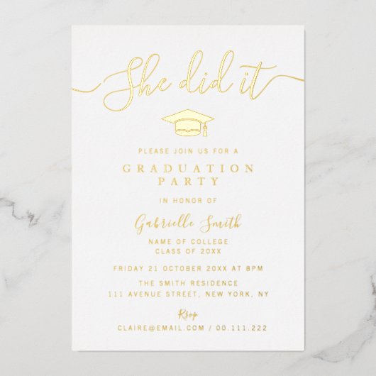 ZE HEEFT HET GEDAAAN! Gouden Script Afstudeerfeest Folie Uitnodiging (Voorkant)