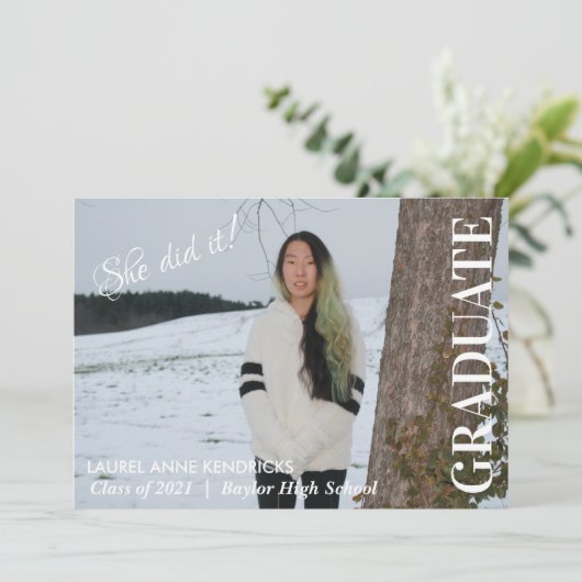 Ze heeft het gedaan! Minimalistische tekst Graduat Kaart (Staand voorkant)