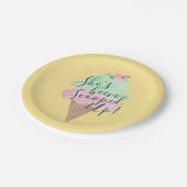Ze heeft ijs geel geschept papieren bordje (Gekanteld)
