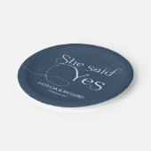 Ze Heeft Ja Verloving Feest Blauw Papieren Bordje (Gekanteld)