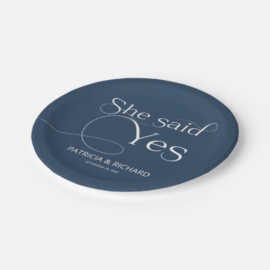 Ze Heeft Ja Verloving Feest Blauw Papieren Bordje (Gekanteld)