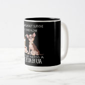 Ze heeft ook een Chihuahua koffie nodig Tweekleurige Koffiemok (Voorkant rechts)
