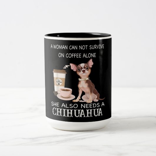 Ze heeft ook een Chihuahua koffie nodig Tweekleurige Koffiemok (Center)