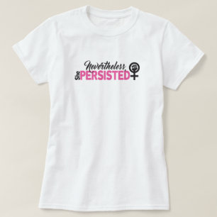 Ze hield de basis T-shirt van de vrouw vol