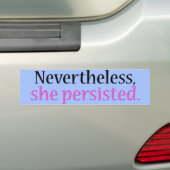 Ze hield de bumpersticker vast (blauw) (Op auto)