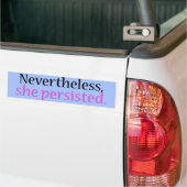 Ze hield de bumpersticker vast (blauw) (Op Truck)