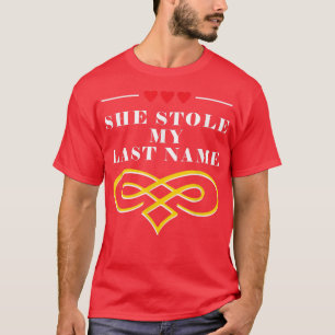 Ze hield mijn achternaam Groom Pun Husband tegen o T-shirt