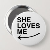 Ze houdt van me (links).png ronde button 4,0 cm (Voorkant /achterkant)