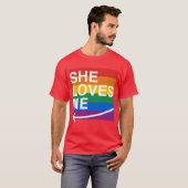 Ze houdt van me (links) -.png t-shirt (Voorkant volledig)